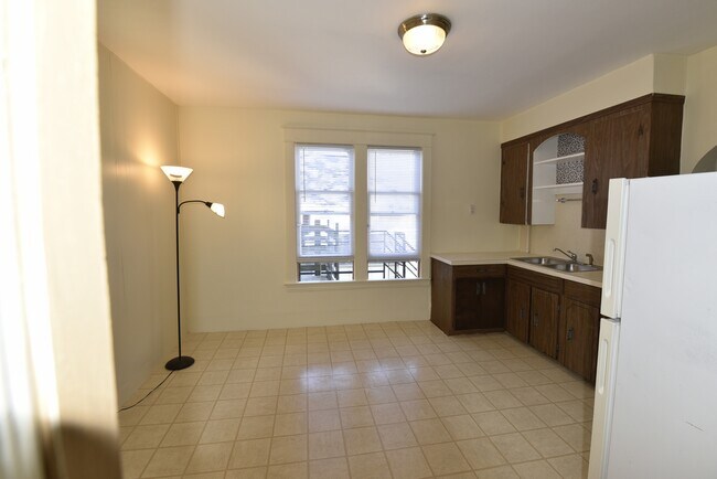 Building Photo - 821 6th St NW