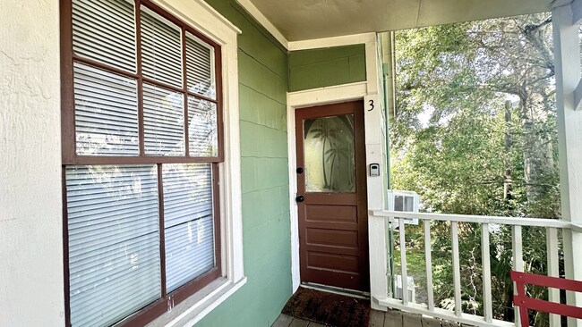 Foto del edificio - Great downtown location just 1-1/2 blocks off Centre St.!