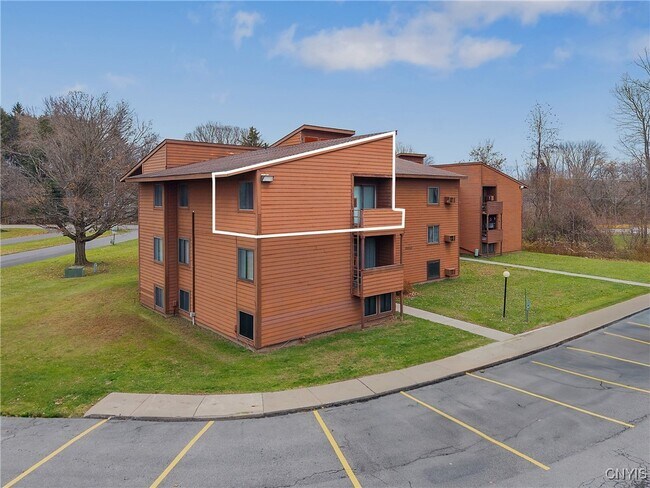 Foto del edificio - 327 Village Blvd N