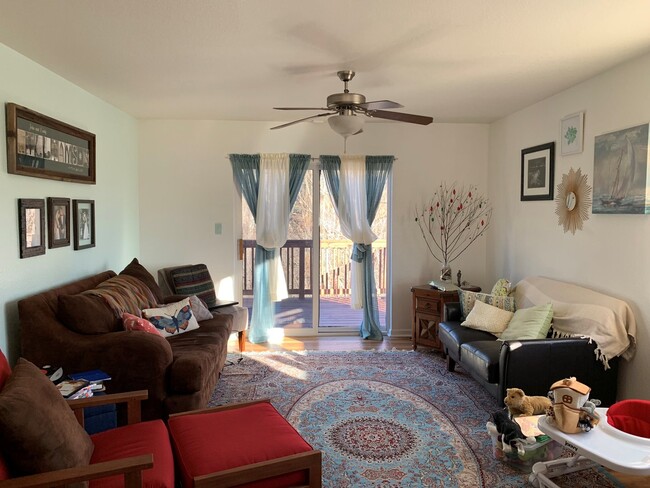 Foto del edificio - ALL WOOD FLOORS, LARGE BEDROOMS AND EXTRA STORAGE!