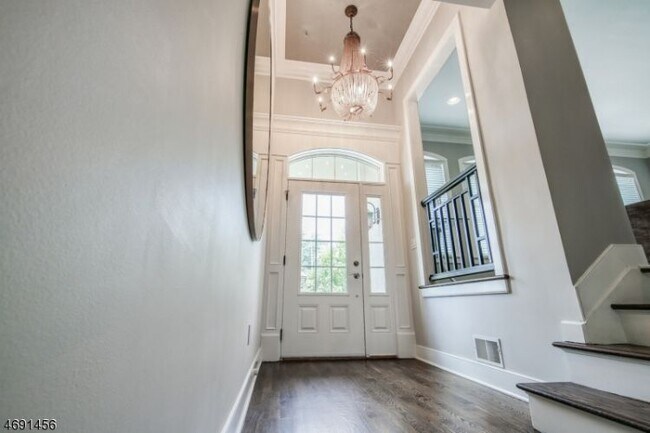 Building Photo - 10 Howland Ter