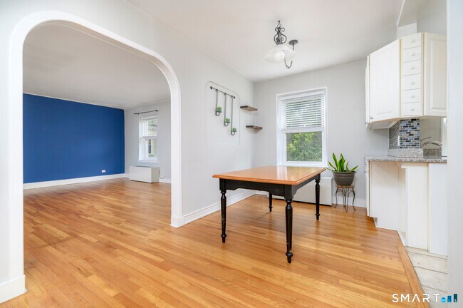 Building Photo - 136 Woodside Green