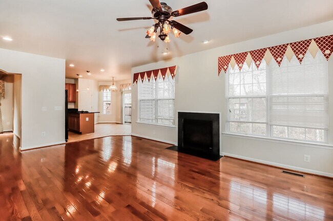 Foto del edificio - Large 5 bed 3.5 bath 2 car garage  home in...