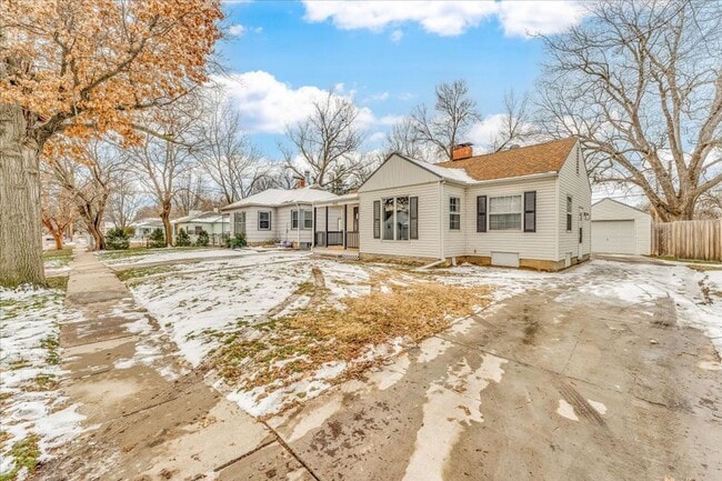 Building Photo - Adorable 2 Bed Riverside Home – Updated & Ready Now!