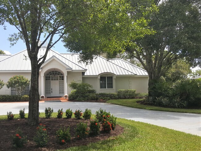 Building Photo - 7885 Saddlebrook Dr