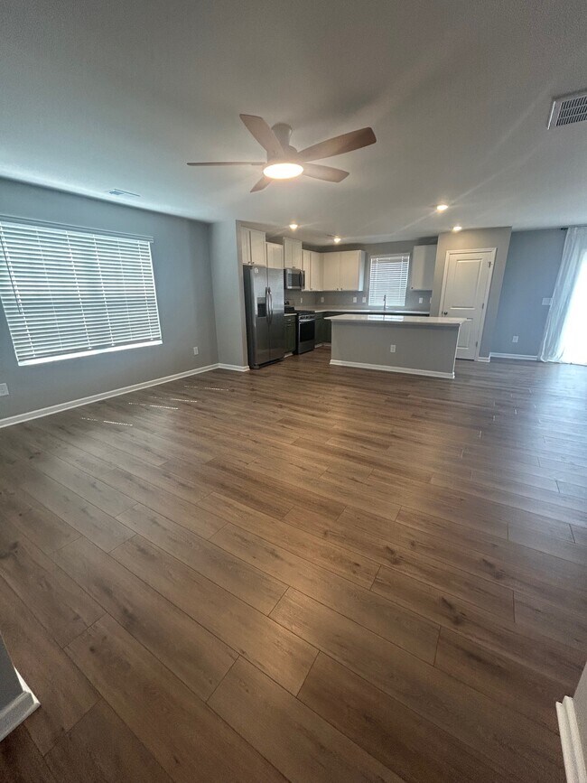 01_Sala de estar - 1202 Old Fort Dr