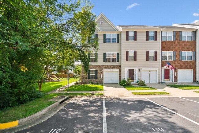 Foto del edificio - Stunning end-unit townhouse in the highly ...