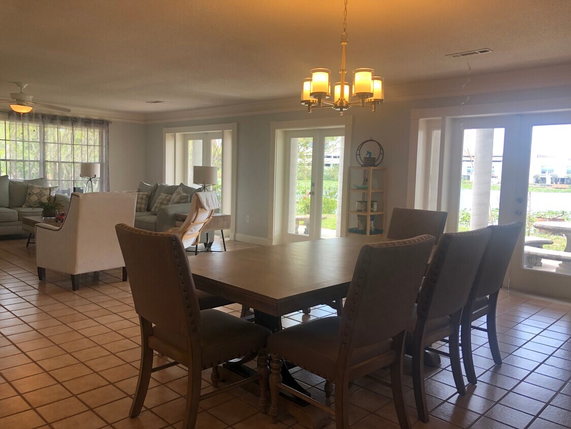 Primary Photo - 230 Lakeview Cir