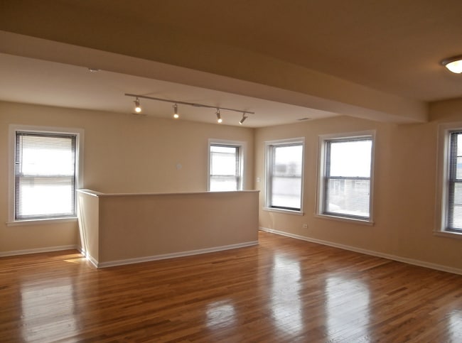 Building Photo - 2807 W Lawrence Ave