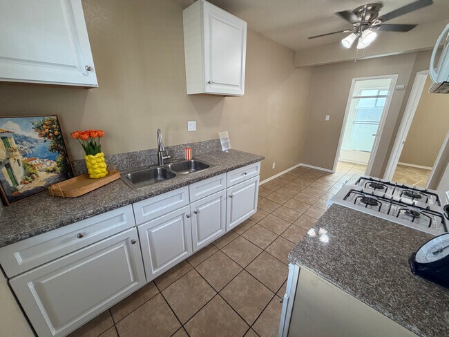 Foto del edificio - 9320 Elm Vista Dr