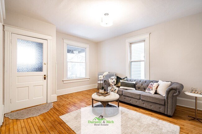 Building Photo - 3 Bedroom Lower Duplex Riverwest Neighborh...
