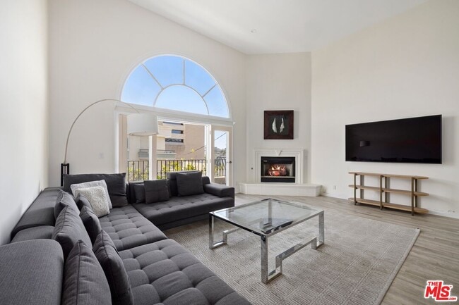 Building Photo - 435 Arnaz Dr