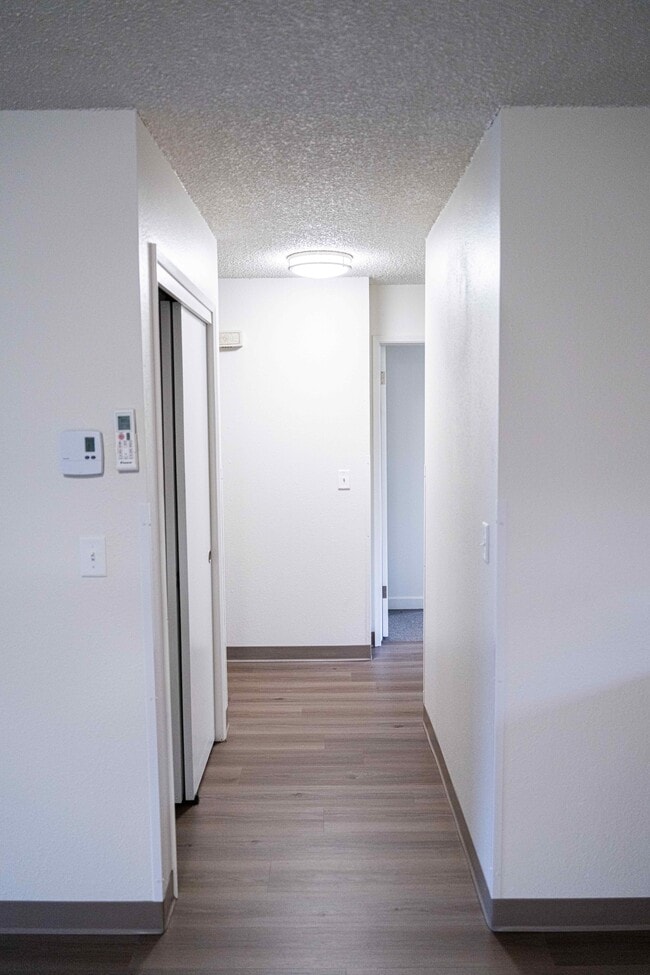 Building Photo - 1223 E 5th St