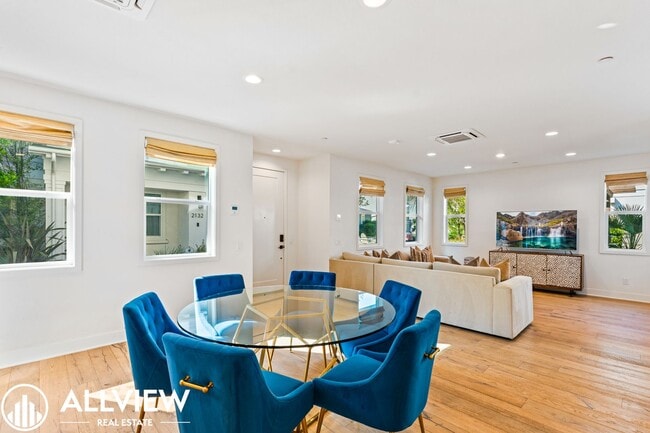 Building Photo - Coastal Modern 5 Bed/4 Bath Home Available...