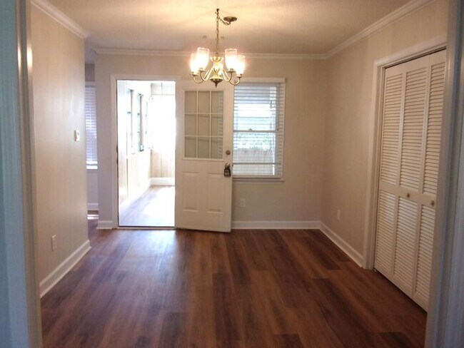 Building Photo - Beautiful 3 Bedroom 2 Bath Ground Level Condo in Tall Oak Villas