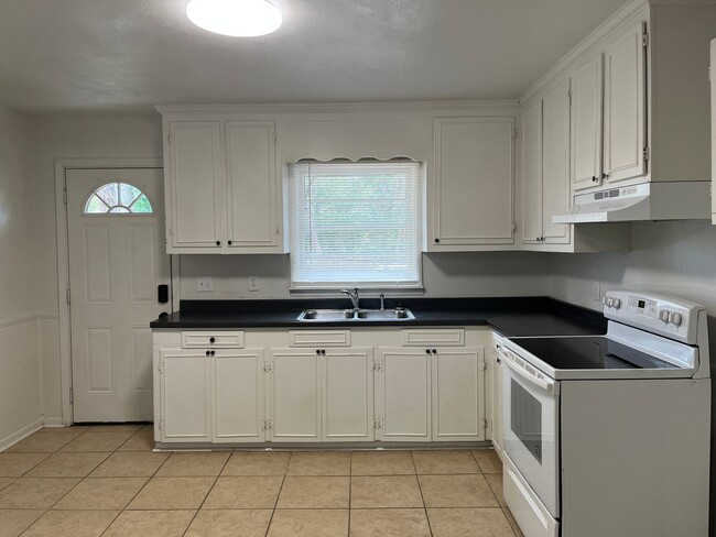 Building Photo - 303 Springdale Dr