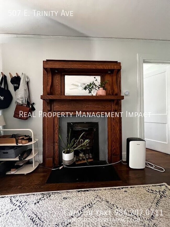 Building Photo - MOVE IN SPECIAL:  $200 OFF RENT Renovated,...