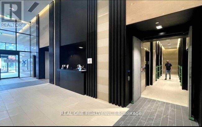 Building Photo - 501 Yonge St