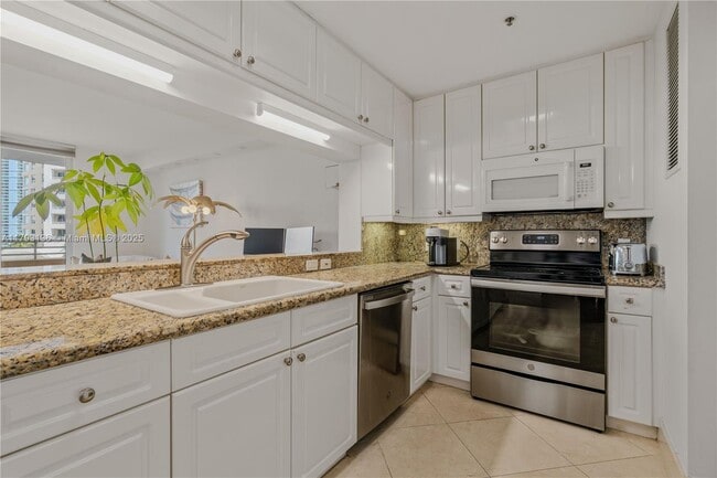 Building Photo - 808 Brickell Key Dr