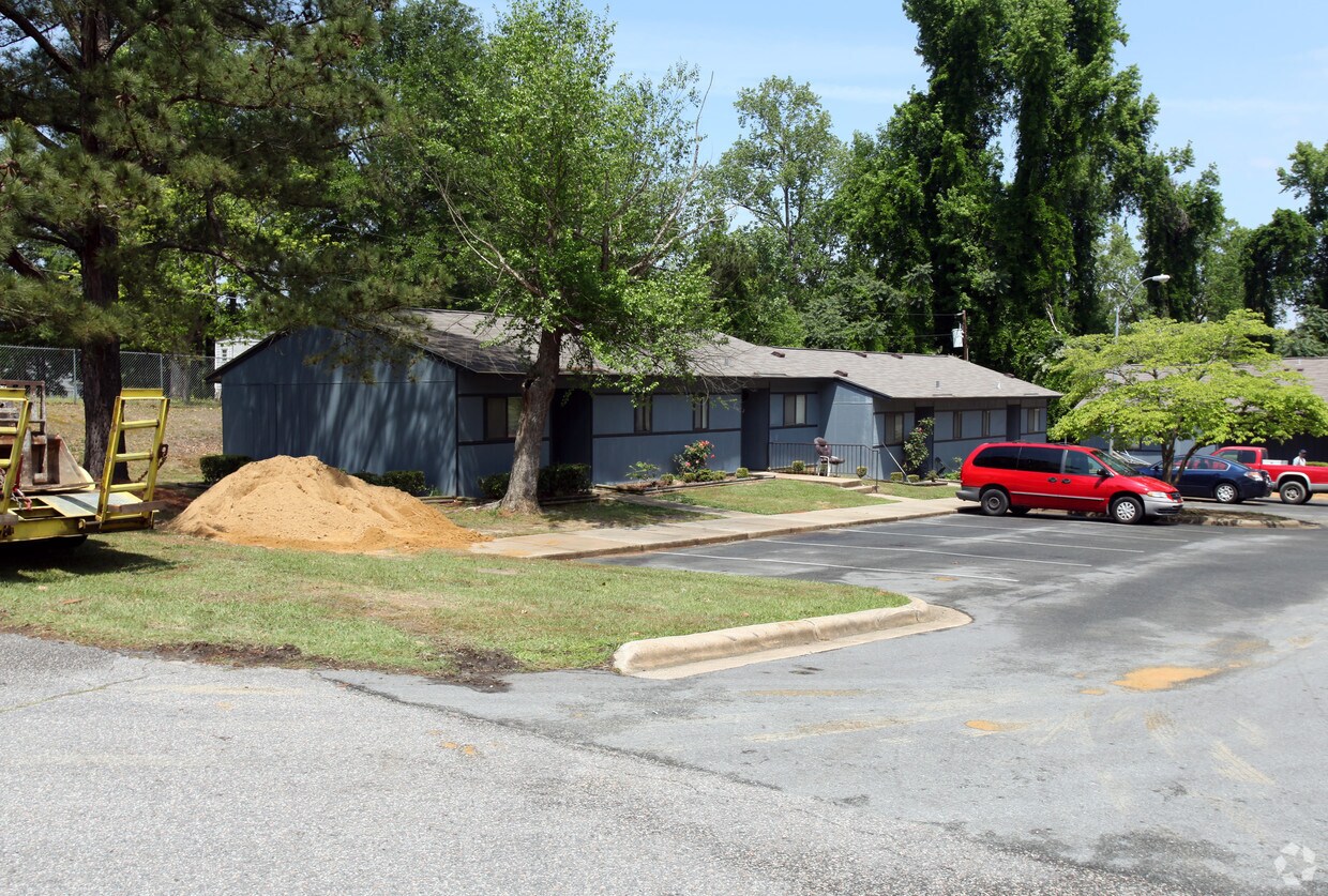 Primary Photo - Griffin Apartments on E Mckenzie