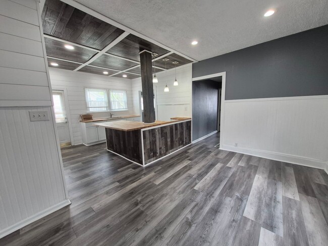 Foto del edificio - Get this adorable 3-bedroom 2 full bath ho...