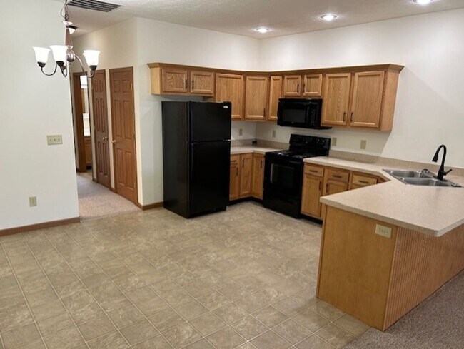 Building Photo - 1 Bedroom Apartment with Garage!
