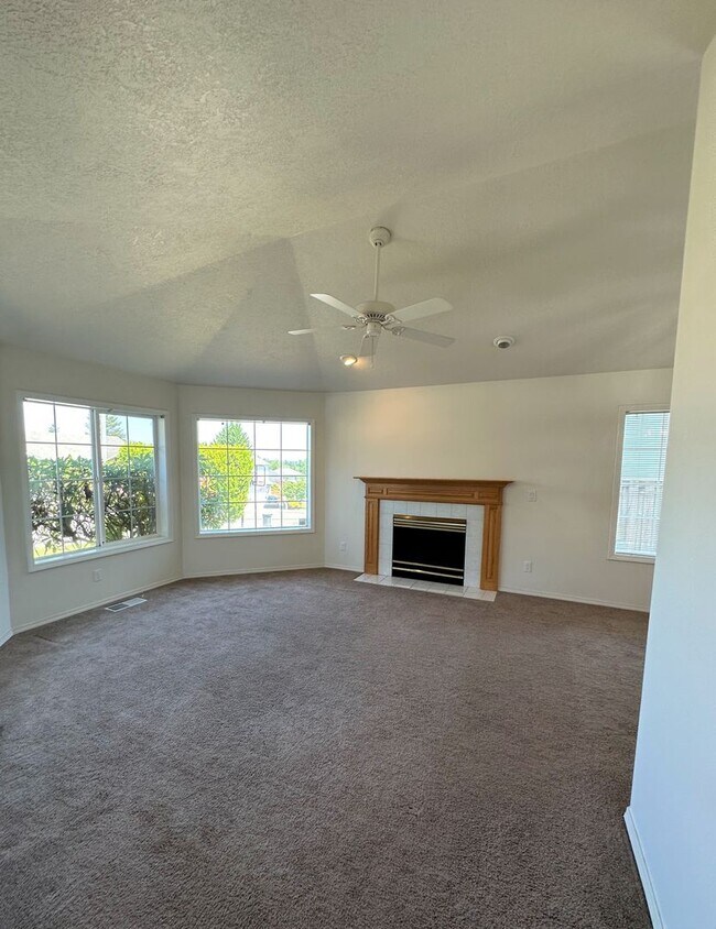 Foto del edificio - 1642 Diamond Peak Ct NW