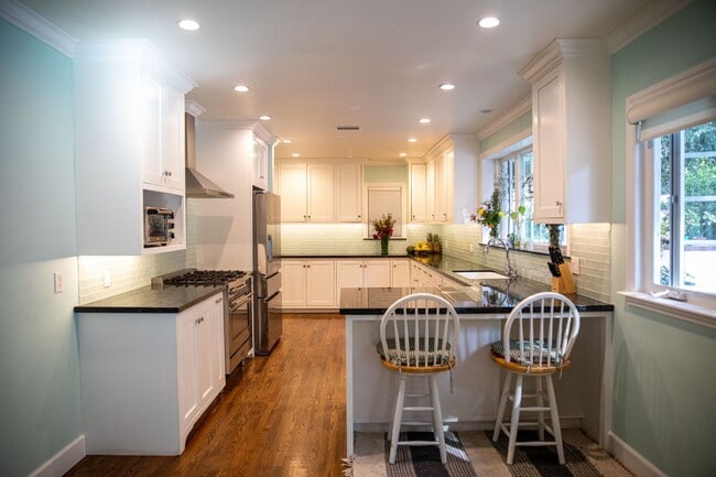 Foto del edificio - First time Rental in exclusive neighborhood! 4 bed + a den!