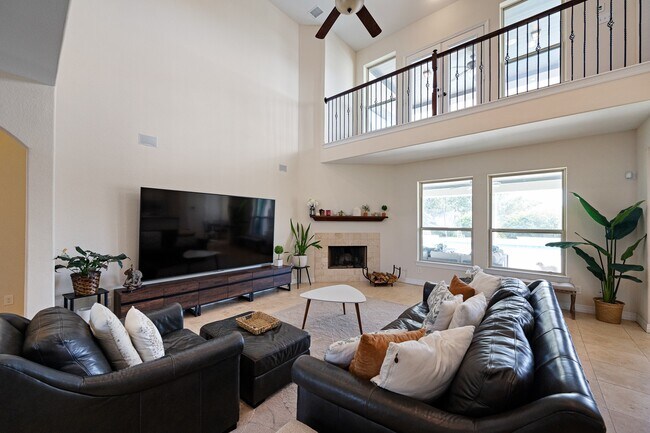 Building Photo - 4627 Miramar Dr
