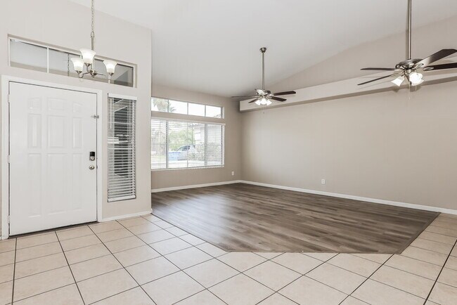 Foto del edificio - 1563 E Scott Ave