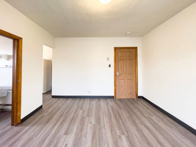 Foto del edificio - PRELEASING for AUGUST! Close to Campus