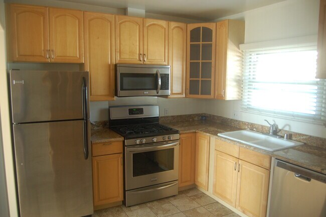 Kitchen appliances - 815 7th St