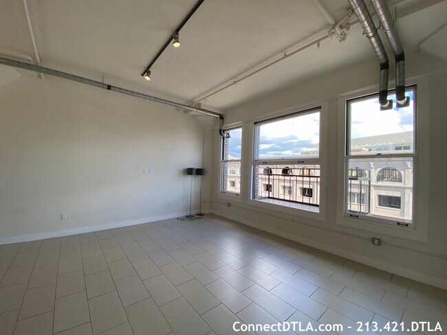 Foto del edificio - 939 S Broadway