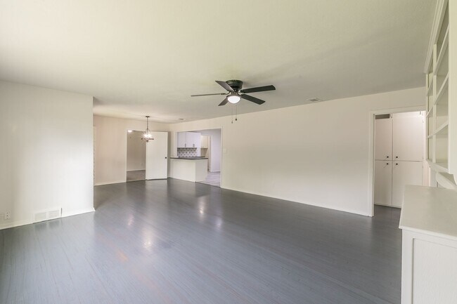 Building Photo - Westworth Village REMODELED 4 Bedroom