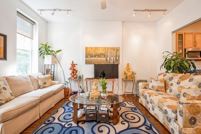 Building Photo - 616 S Oakley Blvd