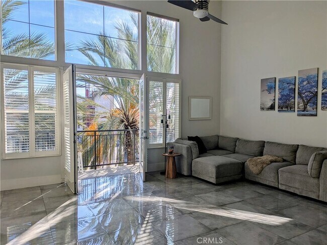 Foto del edificio - 1801 E Katella Ave