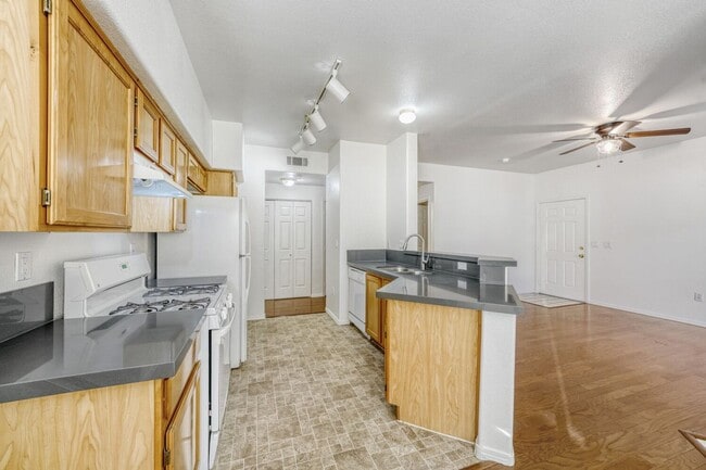 Building Photo - Adorable 1st Floor Condo In Gated Community!