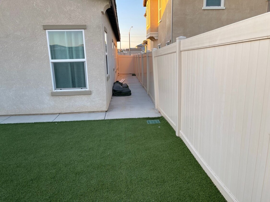 Building Photo - 28621 Yarow Way