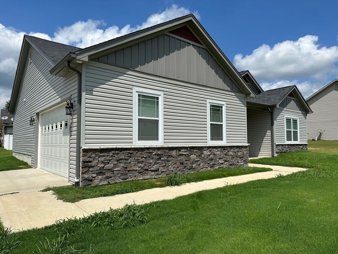 Foto principal - Beautiful newer 3 bedroom 2 bath home in S...