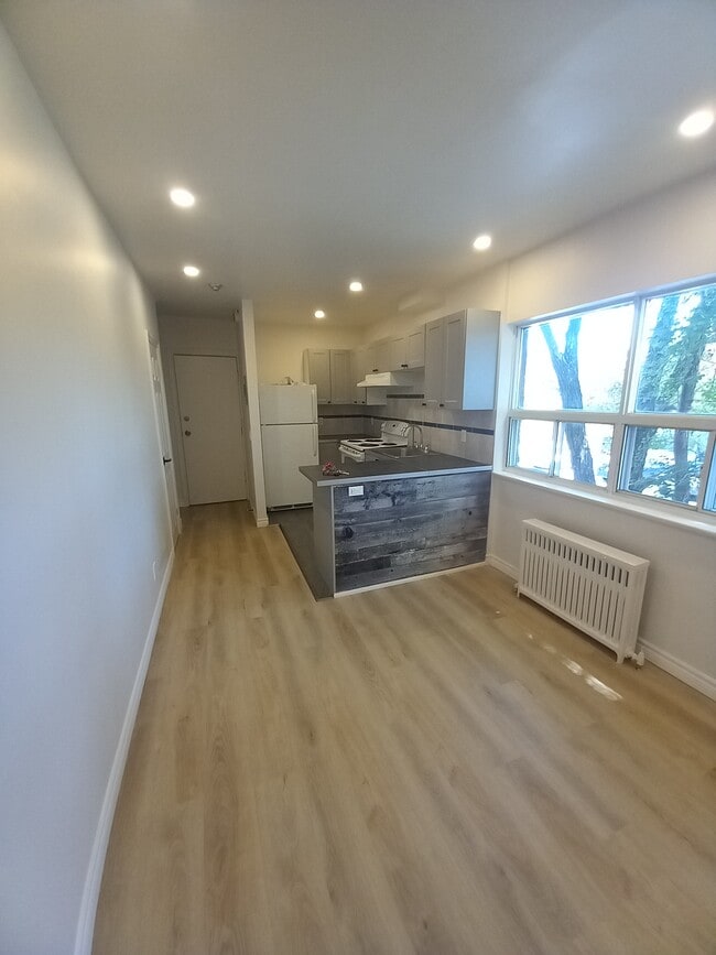 Building Photo - Beautiful 2 Bedroom Unit