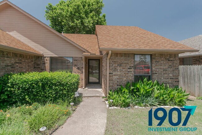 Building Photo - Three-Bedroom Home in Moore Schools
