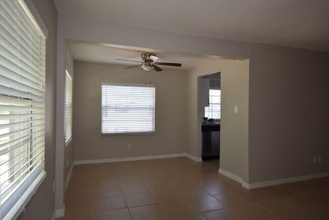 Building Photo - 3325 N Westmoreland Dr