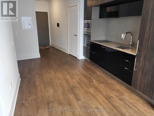 Building Photo - 10 York St