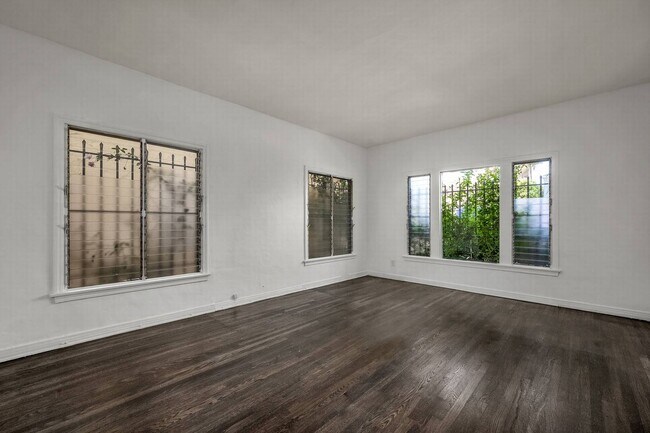 Foto del edificio - Sunning unit walking distance to shops on Fairfax