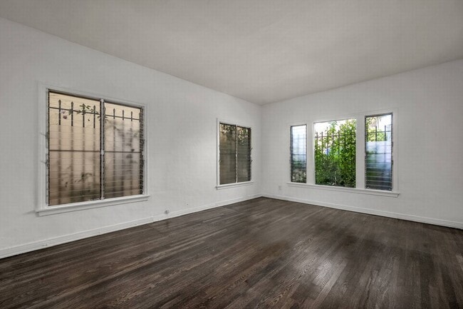 Building Photo - Sunning unit walking distance to shops on Fairfax