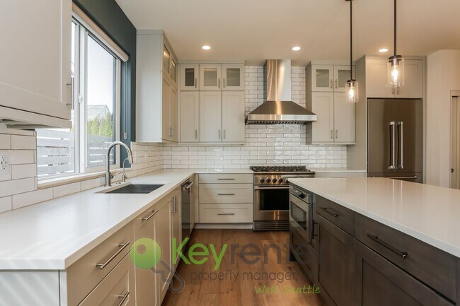 Foto del edificio - Spacious Living with Balconies, Deck, and Private Yard