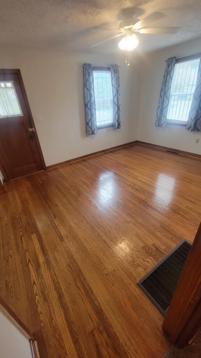 Building Photo - 168 Main St