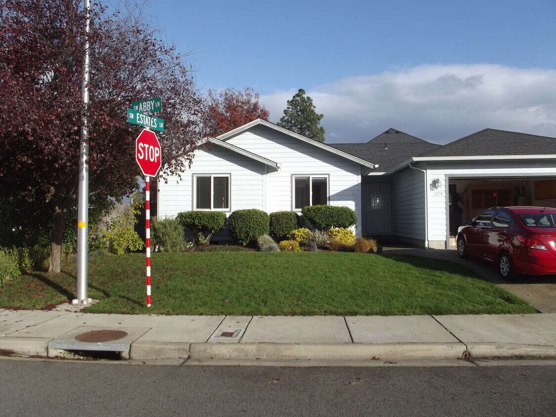 Primary Photo - Quiet neighborhood in Culdesac