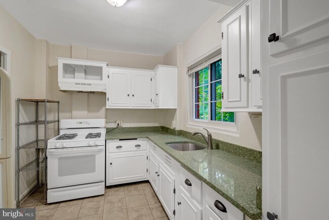 Building Photo - 3200 Martha Custis Dr