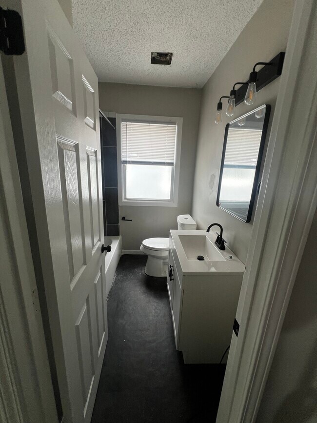 Foto del edificio - 14016 Pinewood St